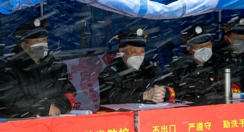 保安大叔，雪中門神.jpg